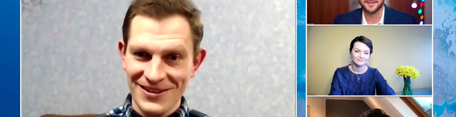 Луна светится ночью